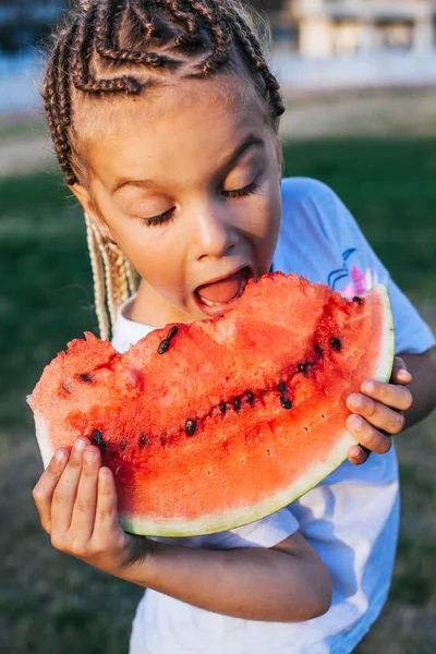 Menina Comendo Melancia — Fotografia de Stock