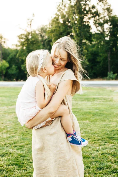 Joven Madre Levantando Sosteniendo Hija Feliz Sus Brazos Ambos Sonriendo — Foto de Stock