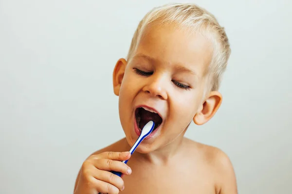 Улыбающийся Маленький Мальчик Чистит Зубы Улыбающийся Маленький Мальчик Чистит Зубы — стоковое фото