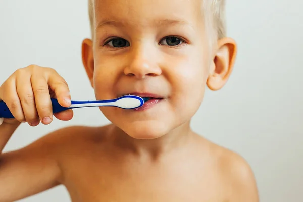 Улыбающийся Мальчик Чистит Зубы — стоковое фото