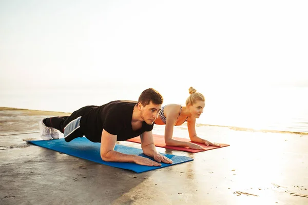 Fitness Spor Dostluk Yaşam Tarzı Kavramı Plajda Egzersiz Çift — Stok fotoğraf