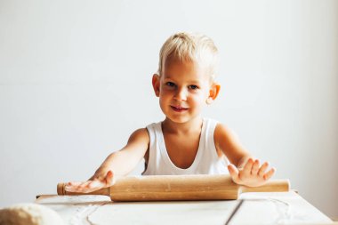 Komik mutlu şef çocuk masada evde pizza pişirme