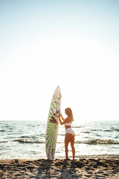 Surfista Menina Praia Pôr Sol — Fotografia de Stock