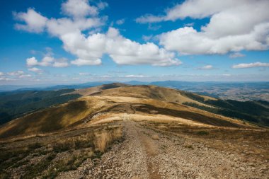 Dağlarda yürüyüş yolu