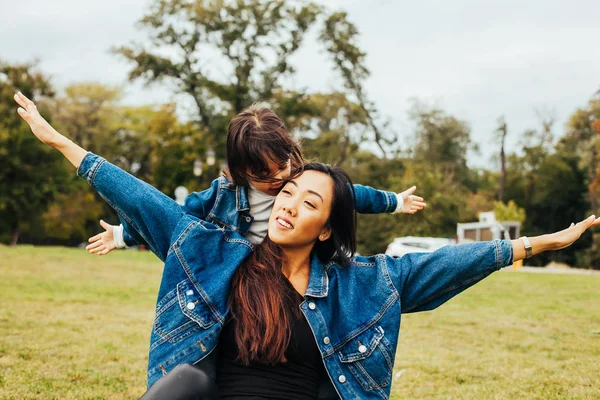 Retrato Una Madre Llevando Hija — Foto de Stock