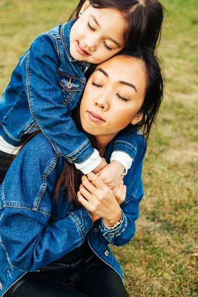 Retrato Una Chica Asiática Brazos Madre — Foto de Stock