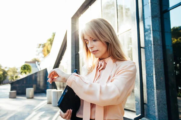 Portret Van Een Succesvolle Zakenvrouw Met Laptop Het Kantoorgebouw — Stockfoto