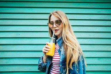 Portakal suyu içen bir kadın. Portakal suyu içen güzel bir genç kız.