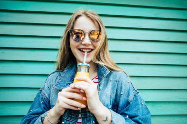 Portakal suyu içen bir kadın. Portakal suyu içen güzel bir genç kız.