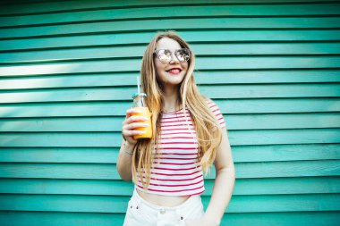 Portakal suyu içen bir kadın. Portakal suyu içen güzel bir genç kız.
