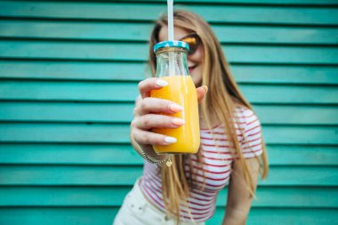Portakal suyu içen bir kadın. Portakal suyu içen güzel bir genç kız.