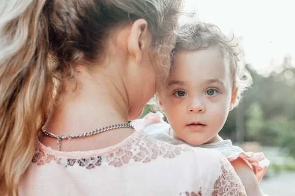 Portrét Mladé Dívky Kterou Drží Jeho Matka — Stock fotografie