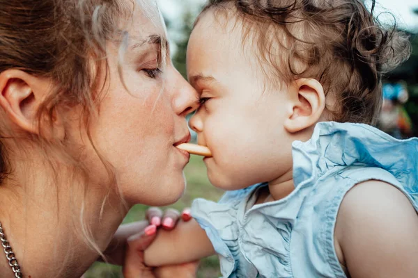 Retrato Una Niña Siendo Retenida Por Madre — Foto de Stock