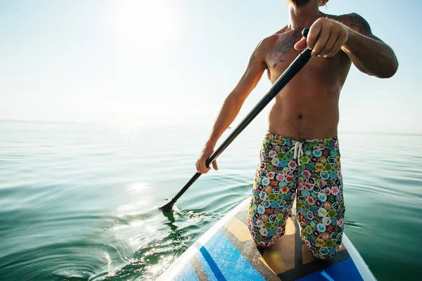 Uomo Piedi Paddle Boarding Sorgere Del Sole — Foto Stock