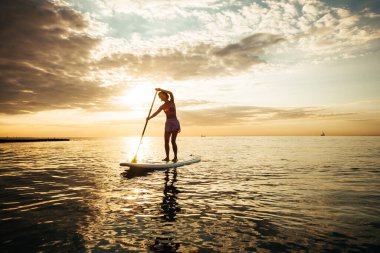 Stand-up Kürekli Kadın
