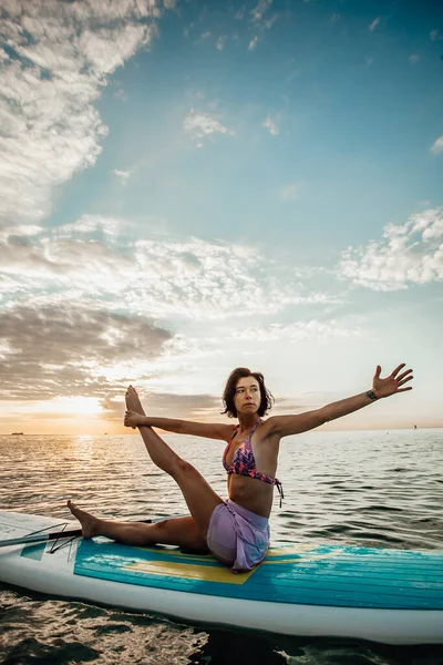 Jovem Mulher Fazendo Yoga Uma Placa Sup Lago Nascer Sol — Fotografia de Stock