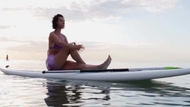 Mujer Joven Haciendo Yoga Una Tabla Sup Lago Amanecer — Vídeos de Stock