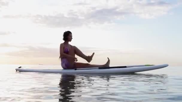 Mujer Joven Haciendo Yoga Una Tabla Sup Lago Amanecer — Vídeos de Stock