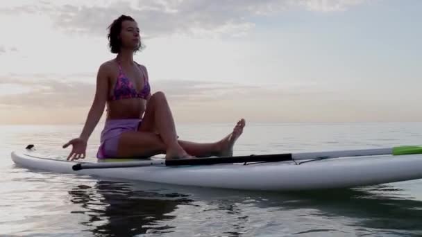 Молодая Женщина Делает Yoga Внедорожнике Озере Рассвете — стоковое видео