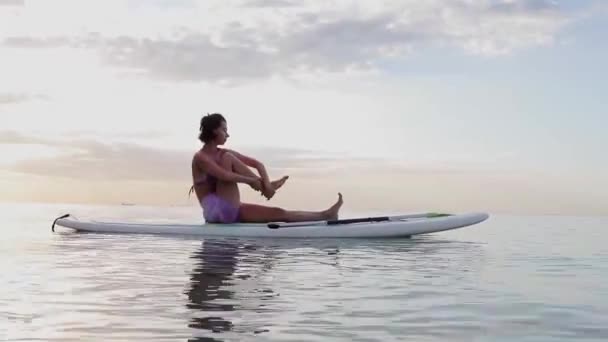 Ung Kvinna Gör Yoga Sup Styrelse Sjön Vid Soluppgången — Stockvideo