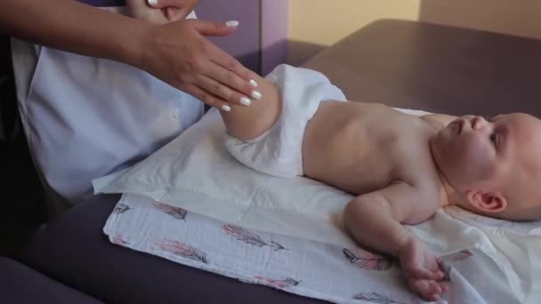 Egészséges Gyermekkor Masszőr Masszázsok Test Kisgyermek Asztalon Szalonban Háttérben Fényes — Stock videók