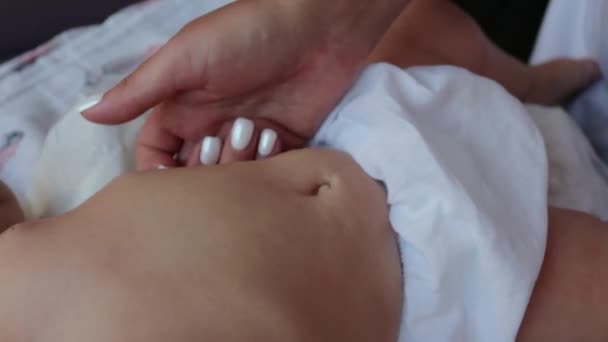Zdrowe Dzieciństwo Masażysta Masuje Ciało Malucha Stole Salonie Tle Jasnego — Wideo stockowe