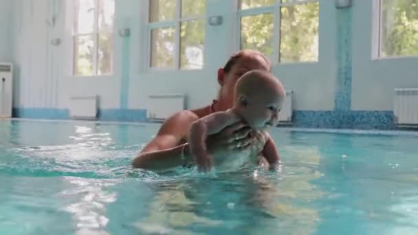 Οικογενειακό Κολύμπι Στην Πισίνα Γλυκό Του Παιδί Χαρούμενη Οικογένεια Που — Αρχείο Βίντεο