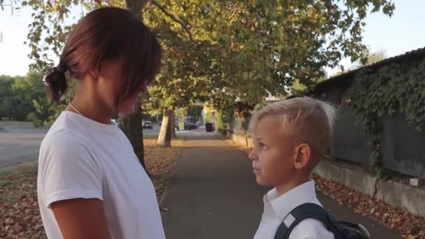 Enfant Caucasien Préparant Aller École Période Pandémie Mère Aide Porter — Video