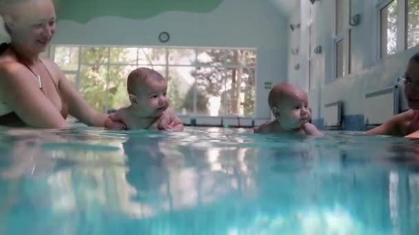 Μαμά Μαθαίνει Ένα Μικρό Παιδί Κολυμπάει Κάτω Από Νερό Στην — Αρχείο Βίντεο