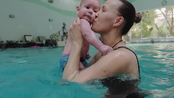 Anya Baba Úsznak Medencében — Stock videók