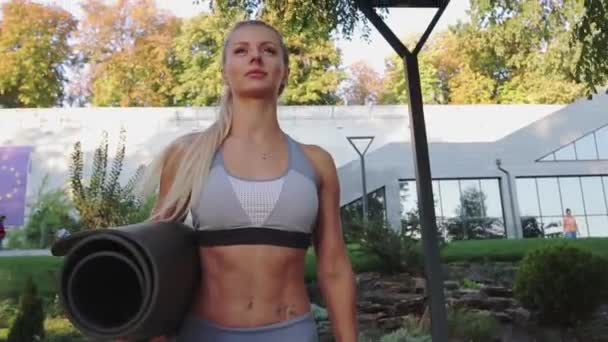 Ung Kvinna Går Träning Med Gymnastikmatta Händerna Workout Och Wellness — Stockvideo