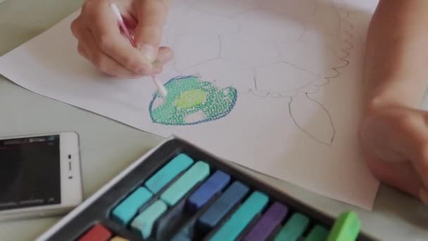 Küçük Çocuklar Masada Oturup Renkli Kalemlerle Resim Çiziyorlar — Stok video