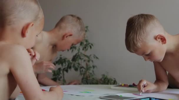 Niños Pequeños Sentados Mesa Dibujando Con Lápices Colores Línea Casa — Vídeo de stock