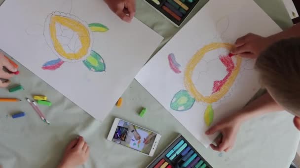 Små Drenge Sidder Ved Bordet Tegner Med Farvede Blyanter Online – Stock-video
