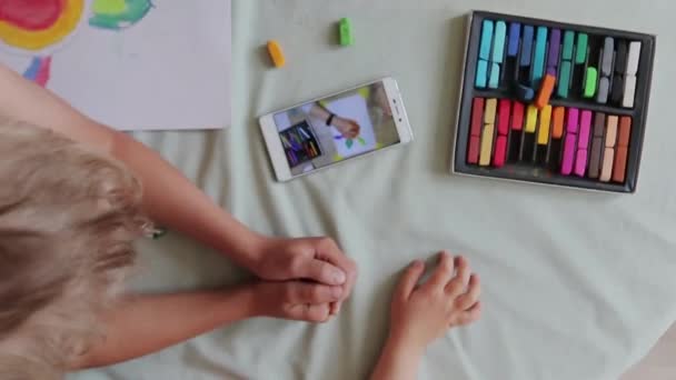 Kleine Jongens Zitten Aan Tafel Tekenen Met Gekleurde Potloden Online — Stockvideo