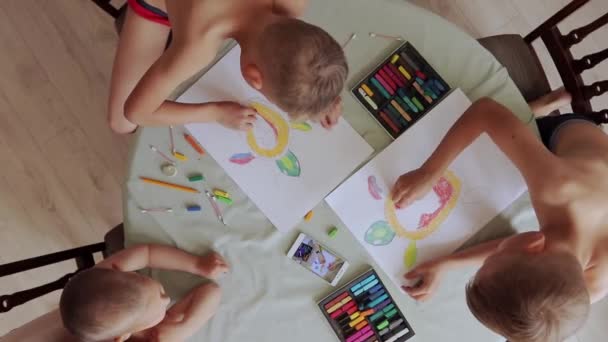 Niños Pequeños Sentados Mesa Dibujando Con Lápices Colores Línea Casa — Vídeos de Stock