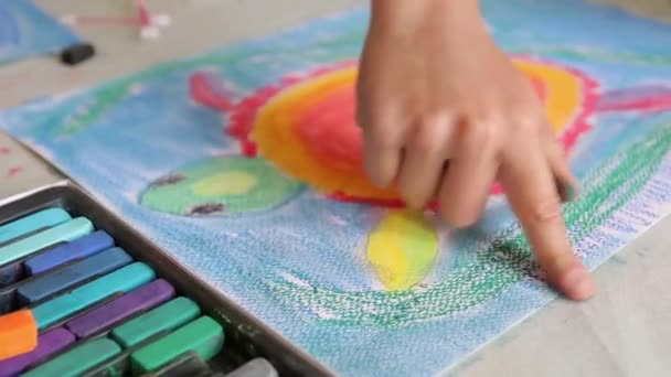 Kleine Jungen Sitzen Tisch Und Zeichnen Hause Mit Buntstiften Online — Stockvideo