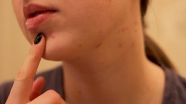 kız kendini soluk tenli boyun görünüyor