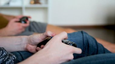 Çocuklar oyun çubukları kullanarak bir video oyunu oynamak