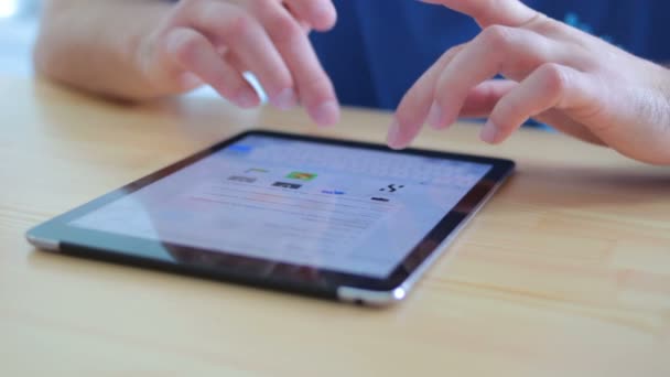 Seseorang yang duduk di meja dan menggunakan touchpad — Stok Video