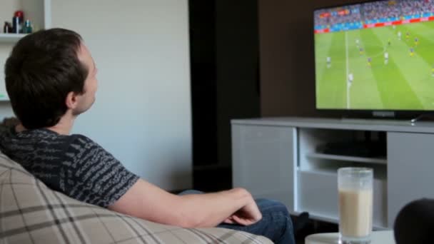 Homem assistindo futebol na tela grande — Vídeo de Stock