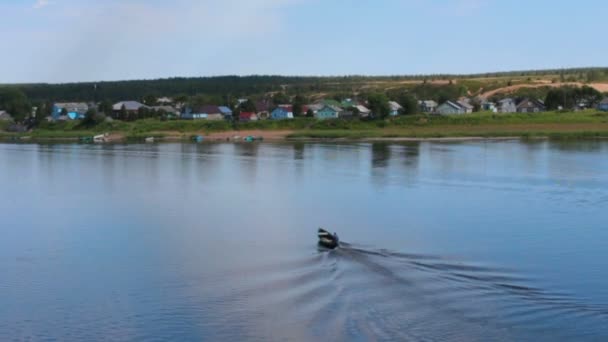 在俄国北部村庄横渡河的小船 — 图库视频影像