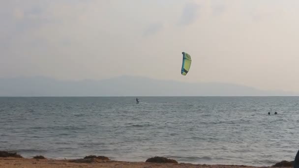 Un uomo che pratica il kite surf in mare — Video Stock