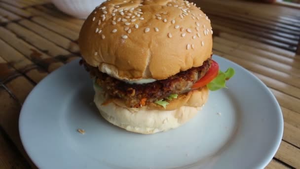 Apetitoso hambúrguer vegetariano em uma placa branca — Vídeo de Stock