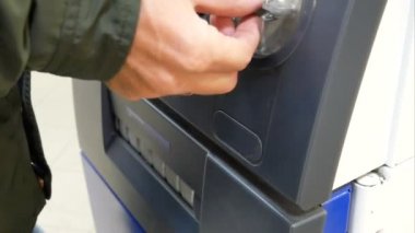 bir kişi ATM 'den para alır