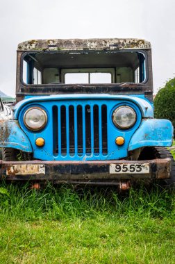 Srinagar, Jammu ve Keşmir, Hindistan - Tarih: 20 Haziran 2018: bir ev, kapalı kapıdan girmek için bir araba