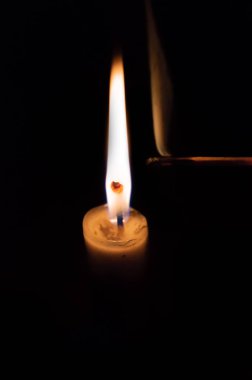 Bir kibrit çöpü ile bir mum ışığı kişi. extinguised kibrit çöpü