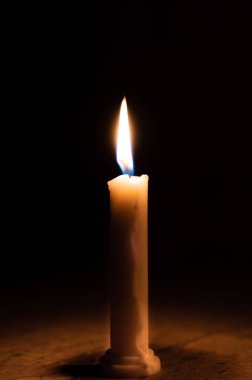 Bir tablo tarafından karanlık bir odada bir mum yaktı