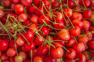 Olgun kırmızı kiraz bir yığın bir mağaza satış için bir raf muhafaza