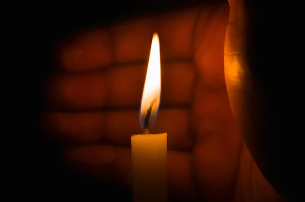 一支点燃的蜡烛 用手保护着风 — 图库照片